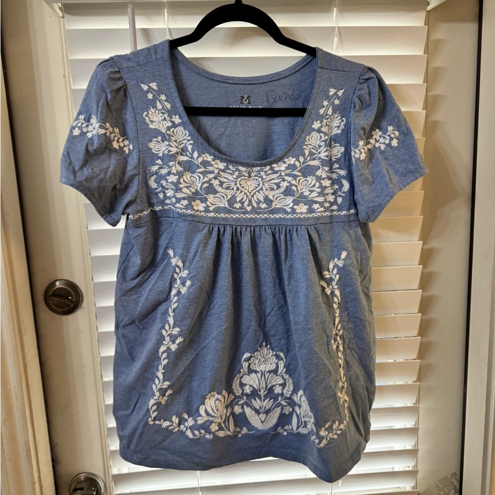 Women’s Short Sleeve Embroidered Scoop-Neck Top in Light Blue